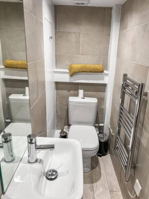 Cosy 1-Bdr W/ Free Parking In Central レディング エクステリア 写真